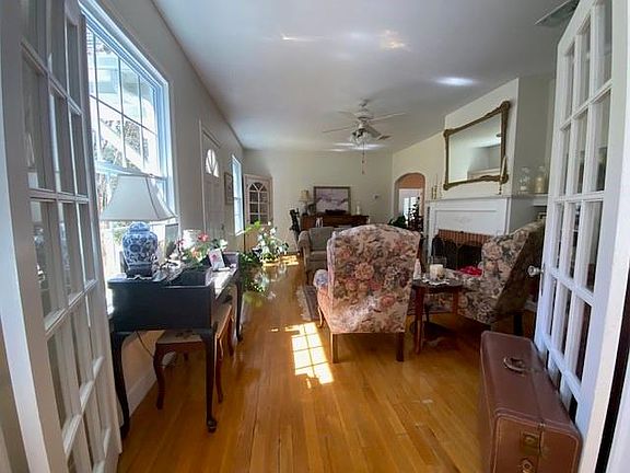 4th image of 610 Pecan St