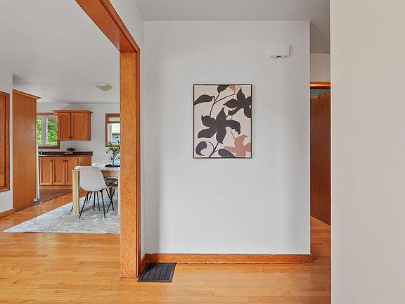 4th image of 19 Sheridan St