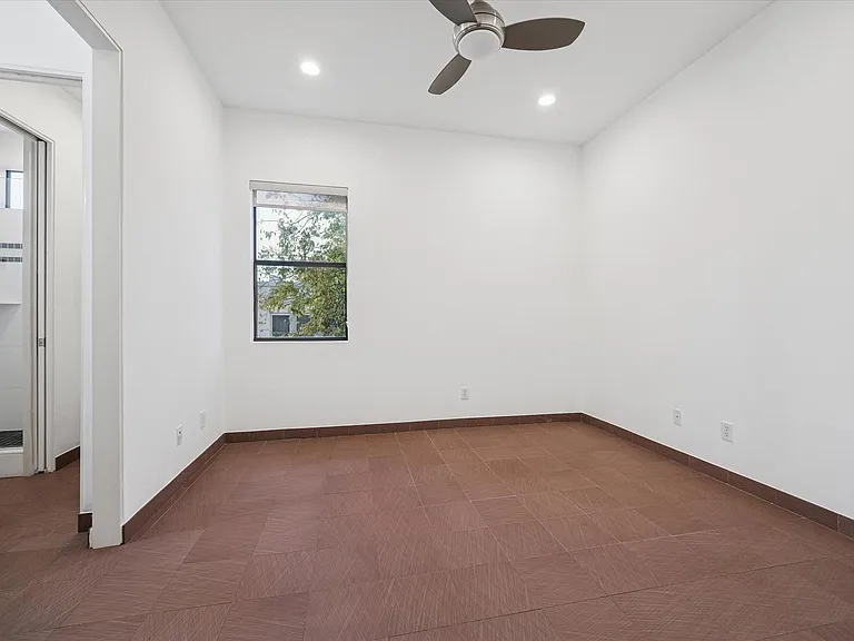 118 Tuam St — Photo 30