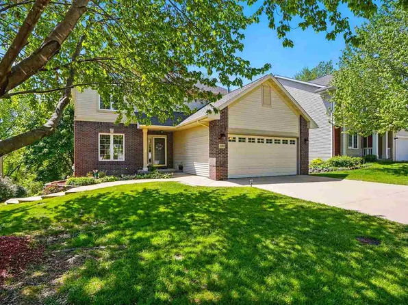 100 E Dovetail Dr, Coralville, IA 52241