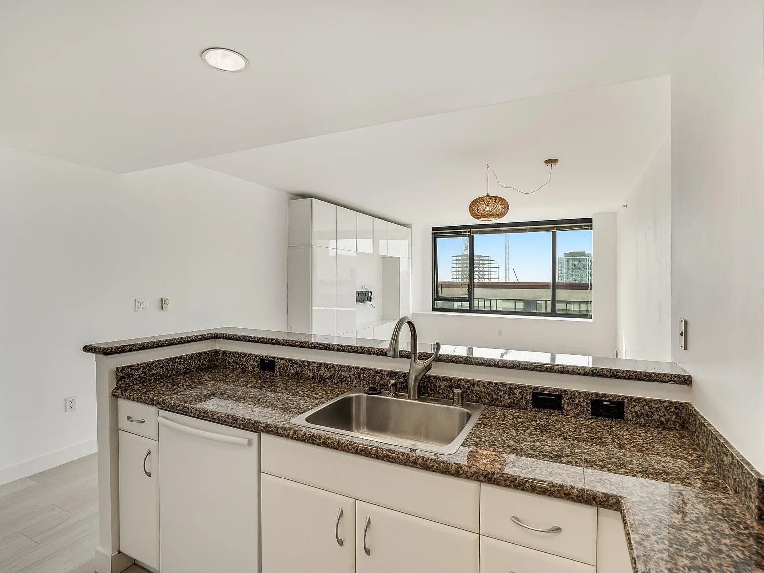 1 bed, 888 sqft, $5,200 — Photo 4