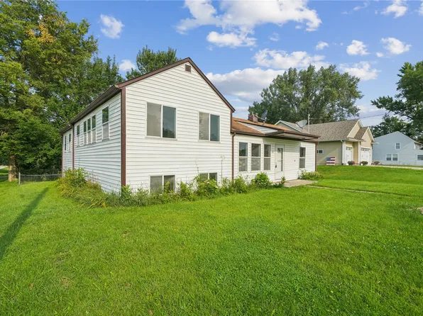 395 S Troy Rd, Robins, IA 52328