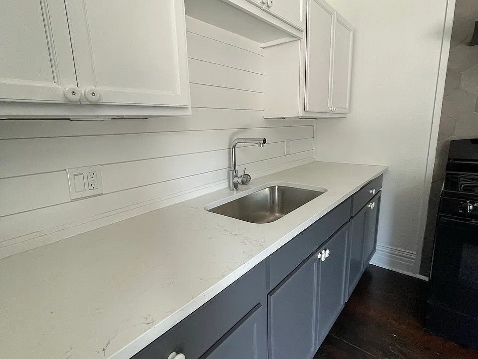 1006 W Woodlawn Ave #5