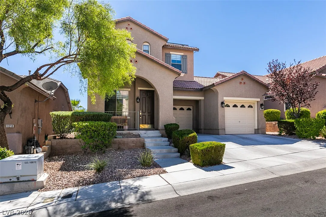 5 bed, 3.0 bath, 2503 sqft, $3,950 — Photo 2