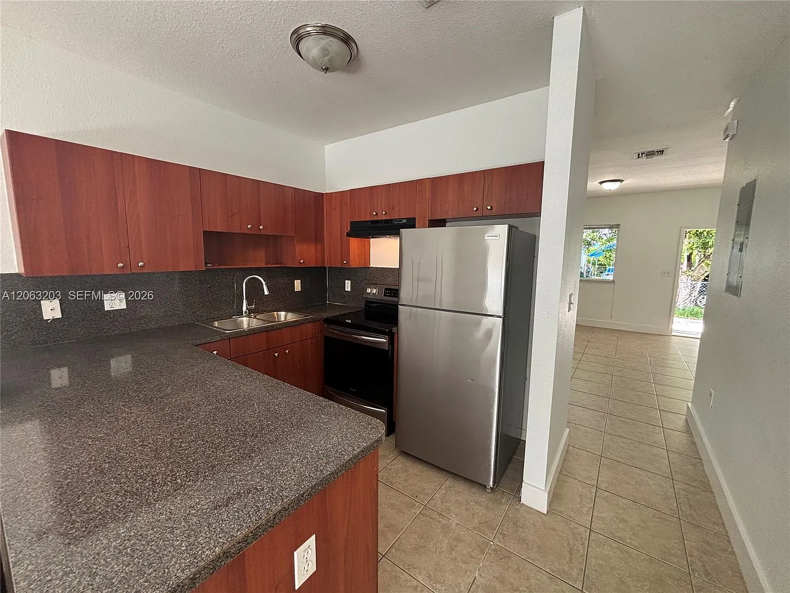 3 bed, 2400 sqft, $2,500 — Photo 4