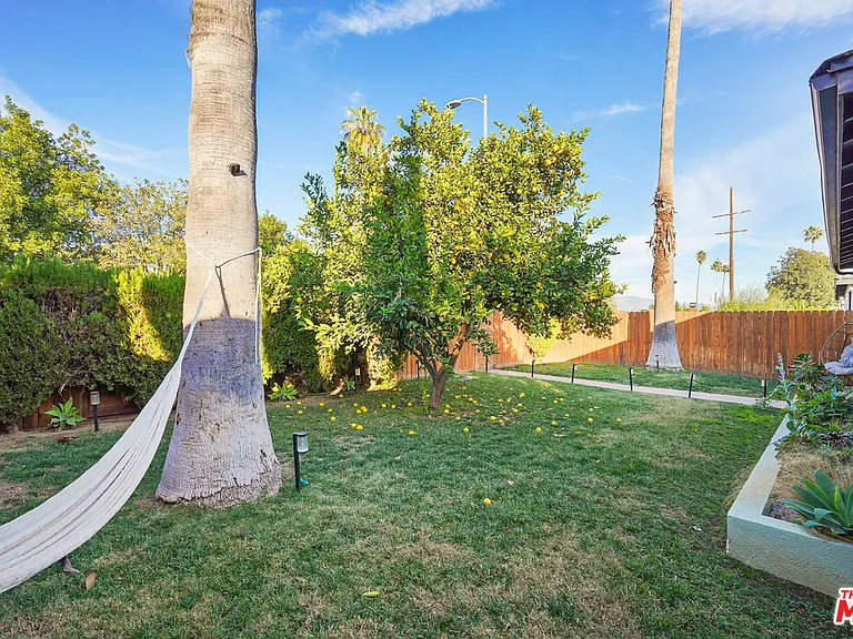 14828 Saticoy St — Photo 24