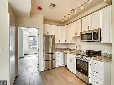 2 bed, 850 sqft, $3,690 — Photo 3