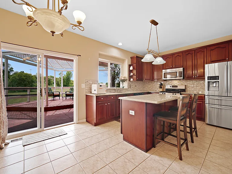 1044 Oakhill Dr — Photo 8
