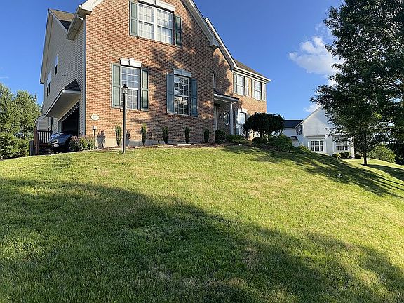 5th image of 670 Christopher Ln