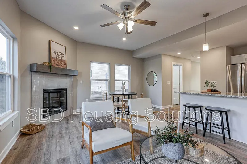 4 bed, 2.5 bath, $1,650 — Photo 2