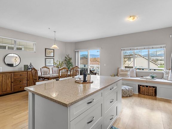 4th image of 1108 Riverside Close #32