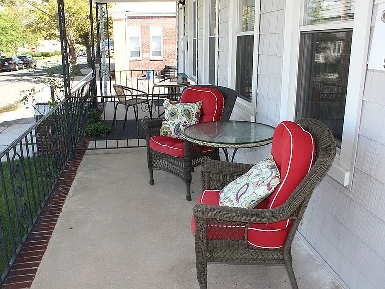 904 E St — Photo 2