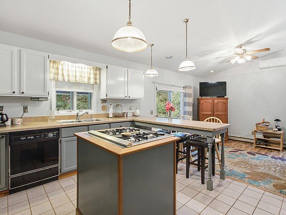 4th image of 18 Spruce St