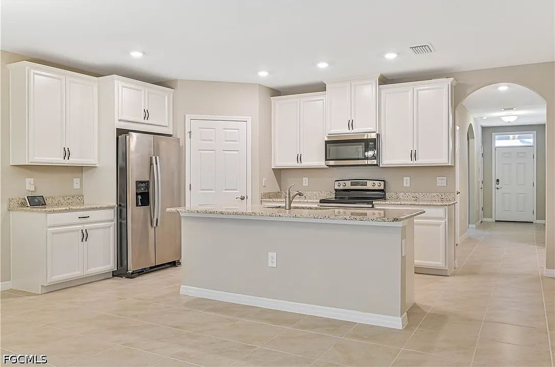 4 bed, 2.0 bath, 1828 sqft, $2,800 — Photo 3
