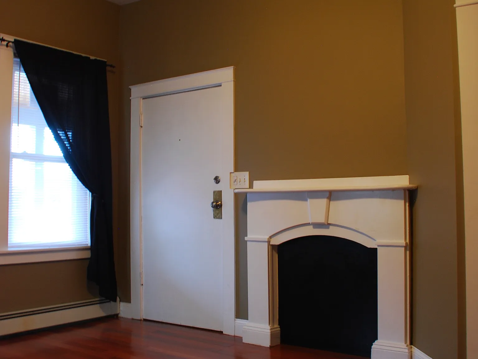 3 bed, 1100 sqft, $2,100 — Photo 2