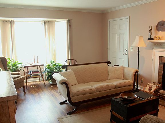 4th image of 211 Yarmouth Ct