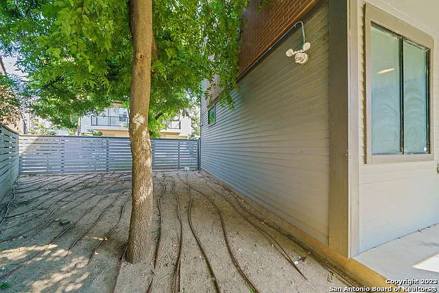 1136 E Euclid Ave — Photo 22