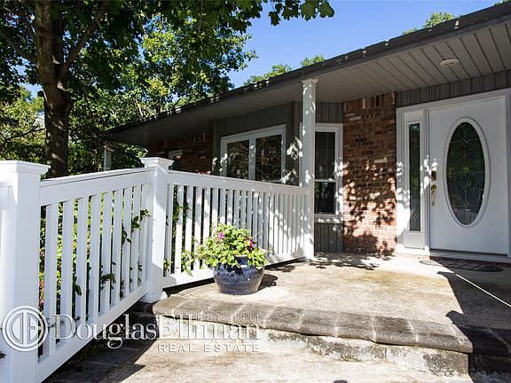 3rd image of 5 Locust Manor Ct