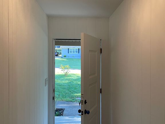 5th image of 129 Lorraine Dr