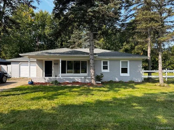 3160 Connecticut St, Burton, MI 48519