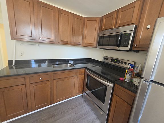 3rd image of 193 Pearl St #1