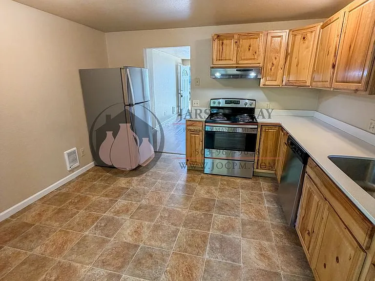 621-646 Plymouth Dr NE — Photo 13