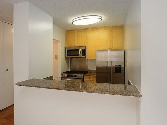 5th image of 115 E 34th St Unit 1405