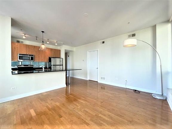 3rd image of 565 W Quincy St Unit 1210