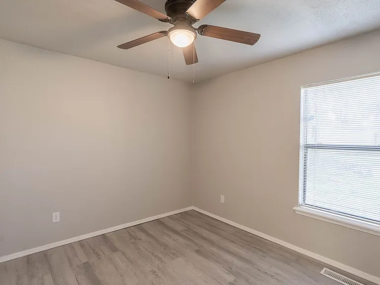 1355 E 60th St Duplex — Photo 12