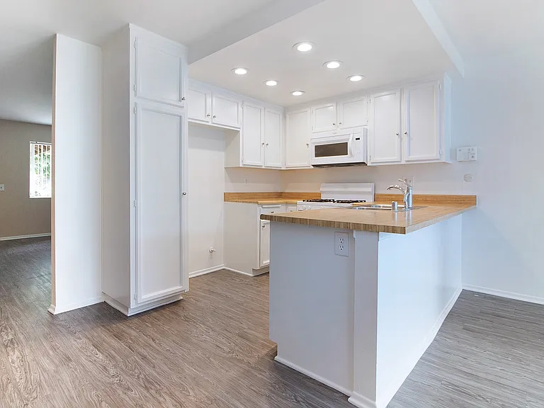 Los Timbres Street Duplex — Photo 7