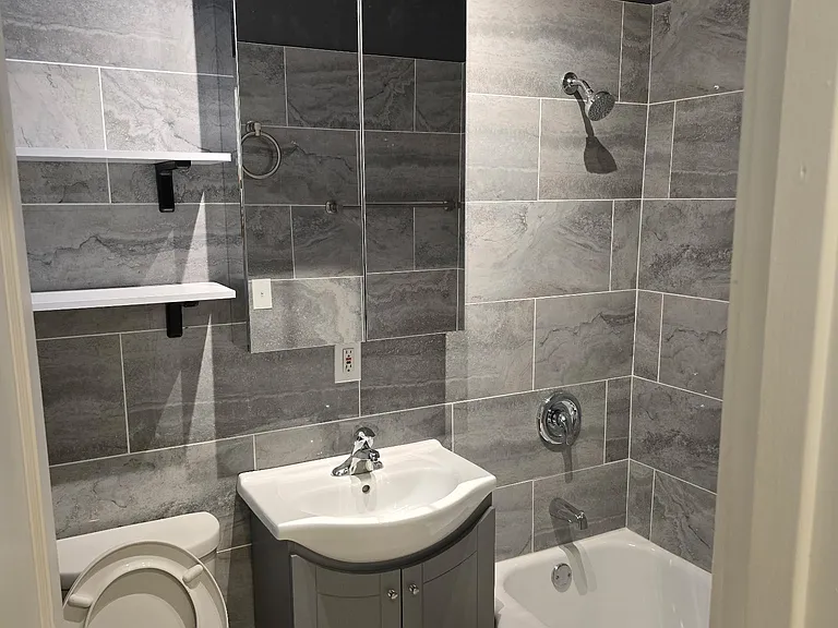 2896 S Archer Ave #202 — Photo 5