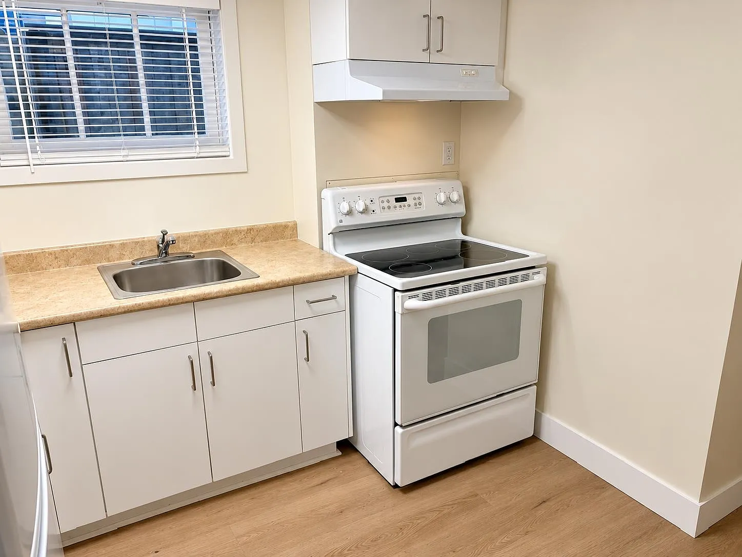 5 bed, 2400 sqft, $3,800 — Photo 4