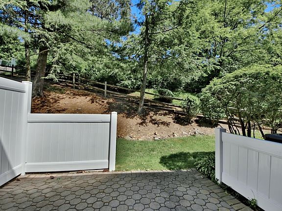 4th image of 146 Marion Dr