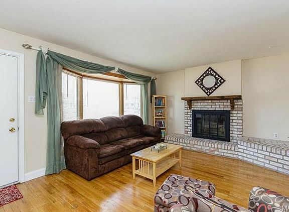 3rd image of 215 Jeanette Dr
