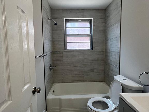 4th image of 304 Passmore St Floor 1