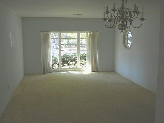 ELEGANT LIVING ROOM GREAT FOR FAMILY GATHERINGS AND HOLIDAYS. GORGEOUS PICTURE WINDOW AND DECORATIVE OCTAGON DECORATIVE SHAPED WINDOW