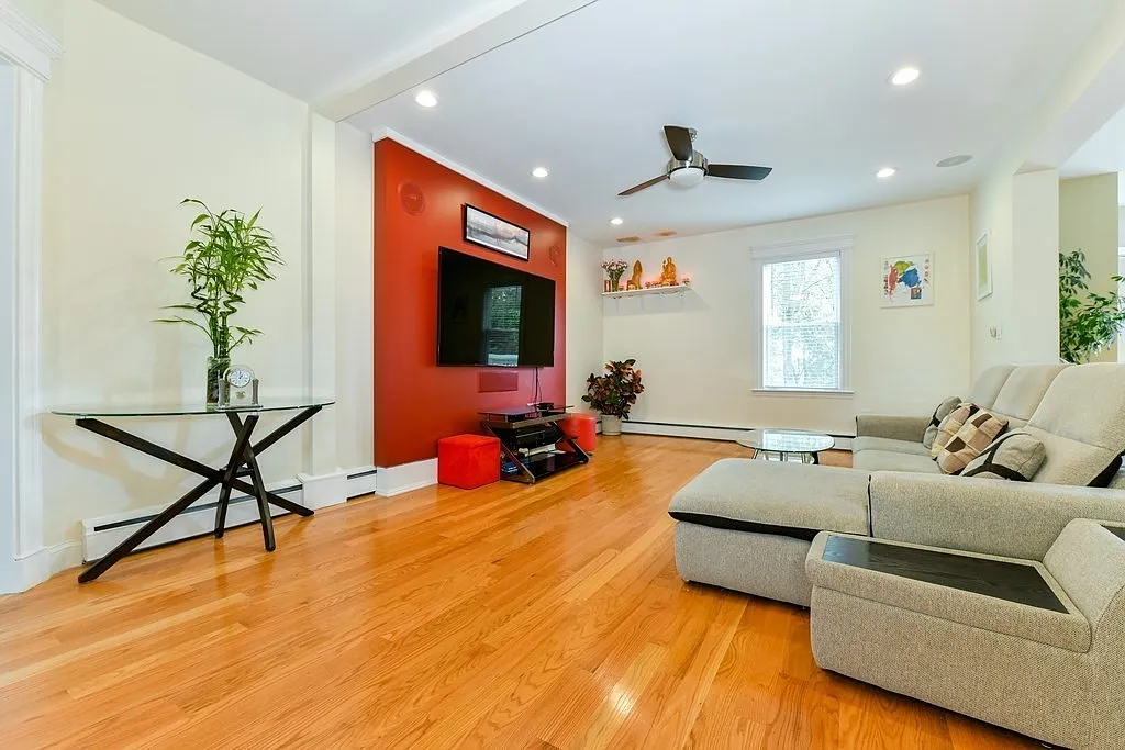 4 bed, 2700 sqft, $4,690 — Photo 2