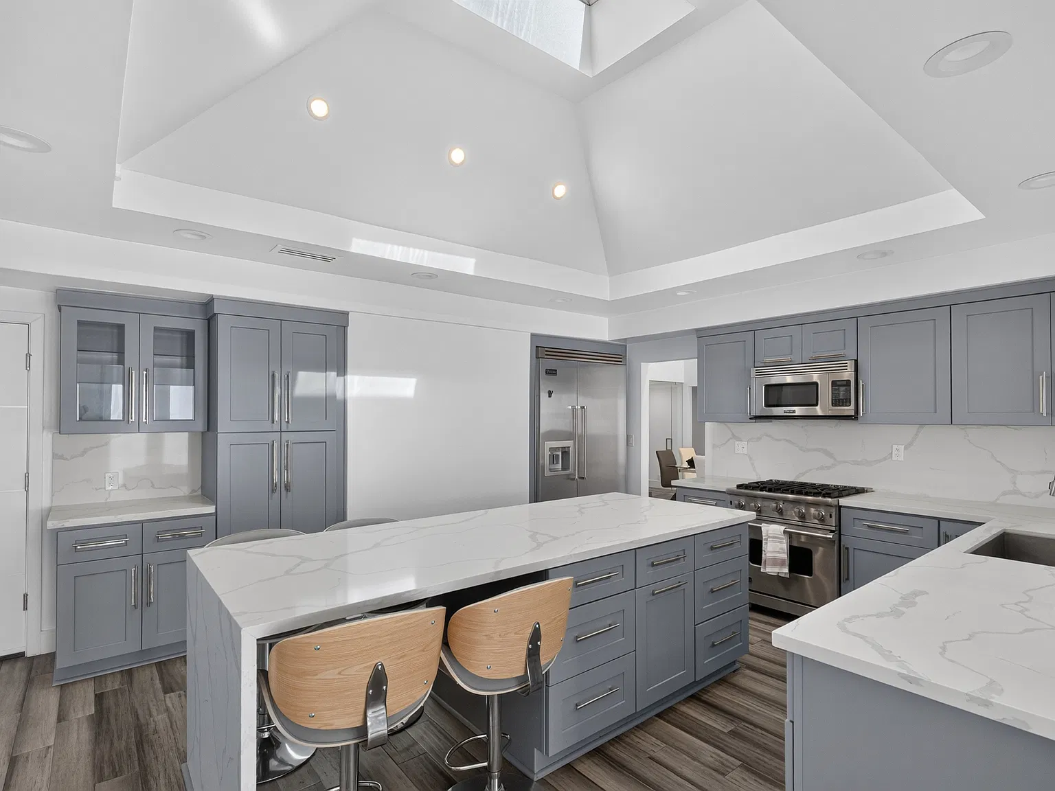 5 bed, 3071 sqft, $7,495 — Photo 4