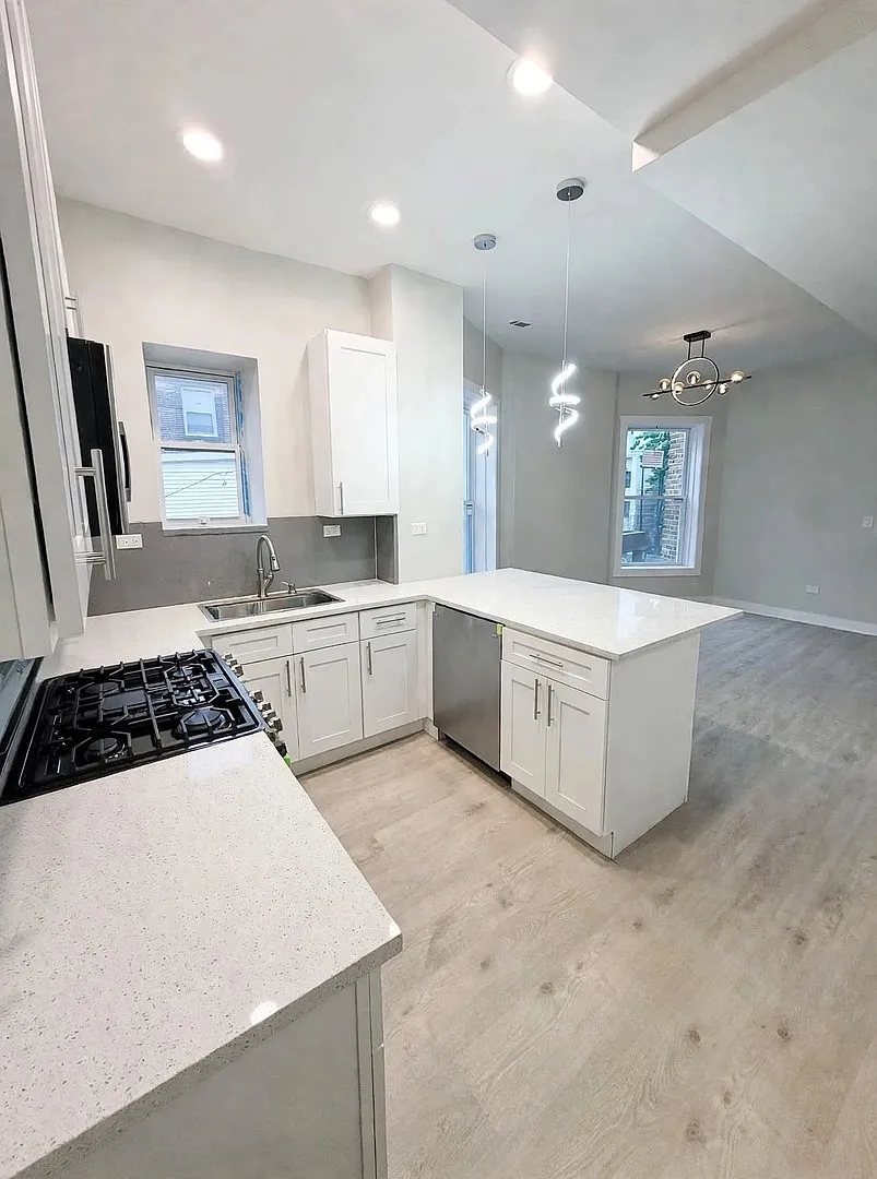 6039 S Eberhart Ave — Photo 3