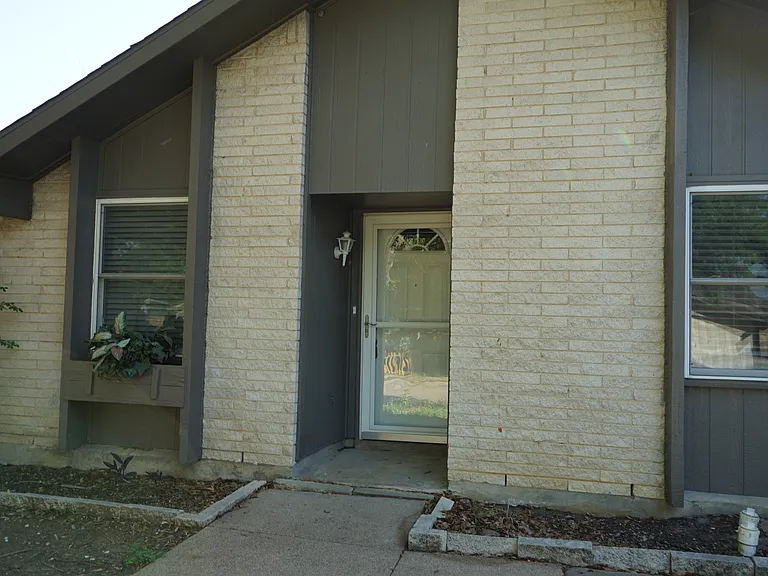 608 Hillcrest St — Photo 1
