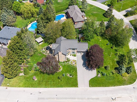 4th image of 16 Oak Ridge Dr