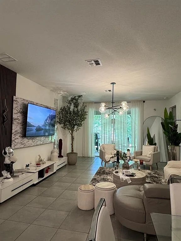 3 bed, 2.0 bath, 2115 sqft, $2,200 — Photo 3