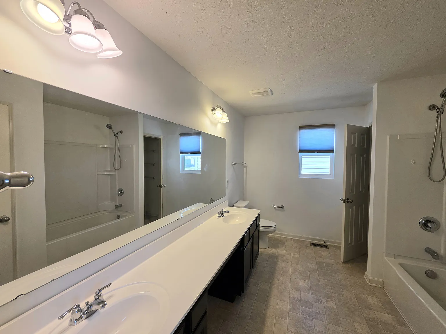3 bed, 2.5 bath, 2130 sqft, $2,050 — Photo 4