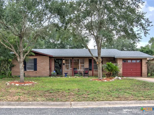 808 E Randall St, Beeville, TX 78102