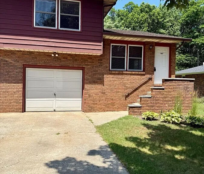 1607 Maiden Ln — Photo 1