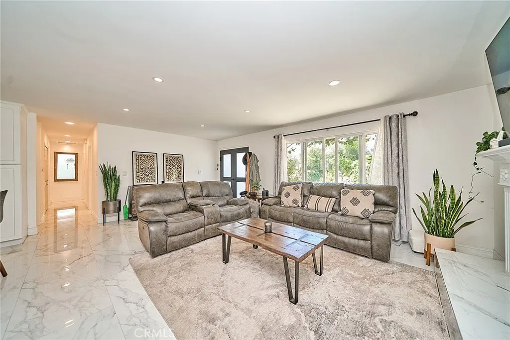 2 bed, 1296 sqft, $5,500 — Photo 4