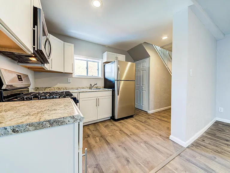 2030 Pioneer Ave — Photo 7