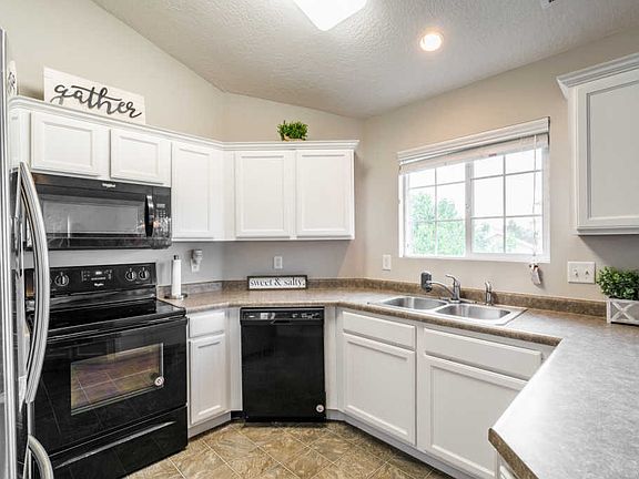5th image of 147 W Suncrest Ln #12
