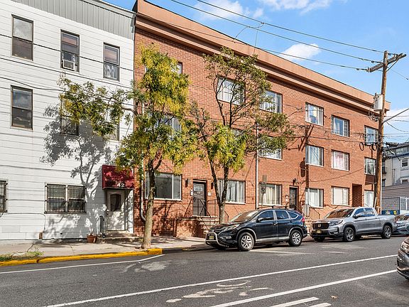 3rd image of 40 Bowers St APT 2R
