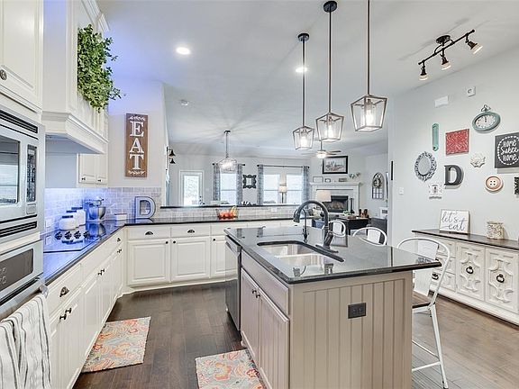 4th image of 4029 Hyde Park Dr